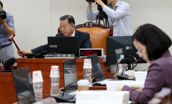 이찬열 교육위원장이 20일 국회에서 제1차 교육위원회 전체회의를 주재하고 있다. 연합뉴스