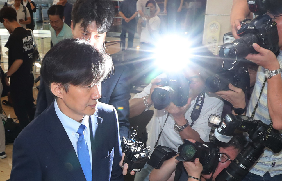 조국 법무부 장관 후보자가 20일 오전 청문회 준비 사무실이 마련된 서울 종로구 한 빌딩에 출근하고 있다. 백소아 기자 thanks@hani.co.kr