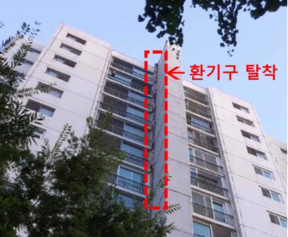 경기 수원시는 18일 오후 7시 5분께 권선구의 한 노후 아파트 한 개 동의 외벽과 환기 구조물 사이에 균열이 생겼다는 신고가 접수돼 아파트 주민 90여명을 대피시켰다고 19일 밝혔다. 사진은 균열이 신고된 아파트 외벽의 모습. 수원시 제공