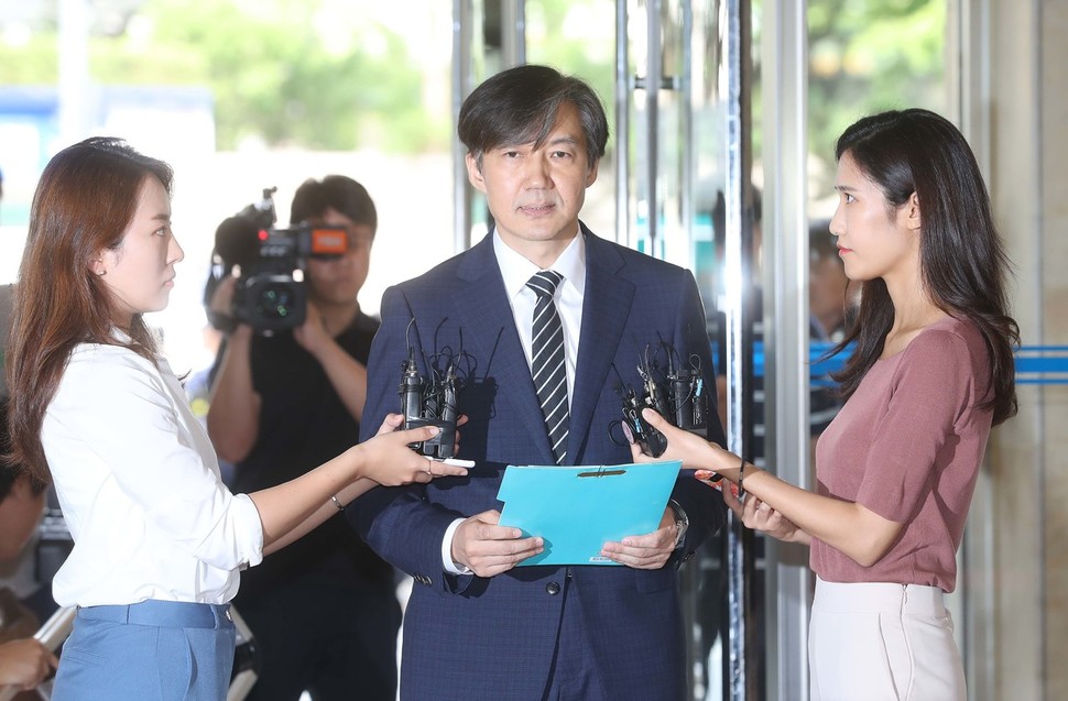 조국 법무부 장관 후보자가 21일 오전 인사청문회 사무실이 마련된 서울 종로구 적선 현대빌딩으로 출근하며 불거진 의혹과 관련해 입장을 밝히고 있다. 신소영 기자 viator@hani.co.kr