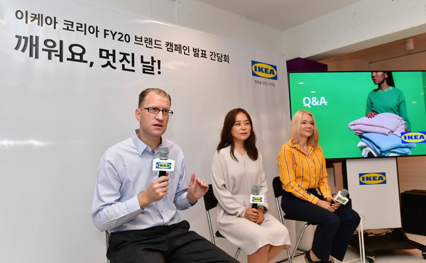 프레드릭 요한슨(왼쪽 첫번째) 이케아코리아 대표가 21일 서울 강남역 근처 팝업스토어에서 열린 기자간담회에서 기자들의 질문에 답하고 있다. 사진 이케아코리아 제공