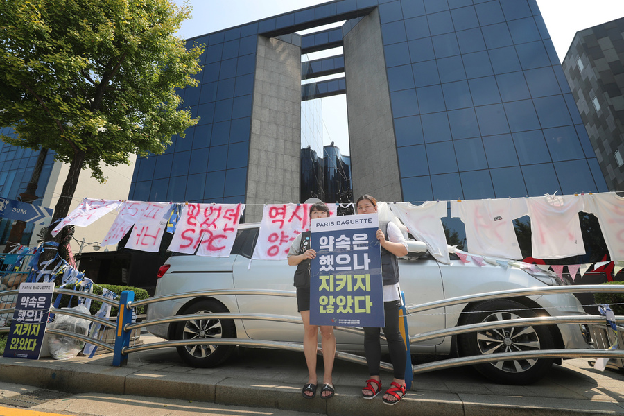 화섬식품노조 파리바게뜨지회가 20일 에스피씨(SPC)그룹이 운영하는 서울 용산구 한남동 ‘패션5’ 앞에서 “에스피씨그룹은 노조 사무실을 제공한다는 약속을 지키라”며 항의 시위를 하고 있다. 강창광 기자 chang@hani.co.kr