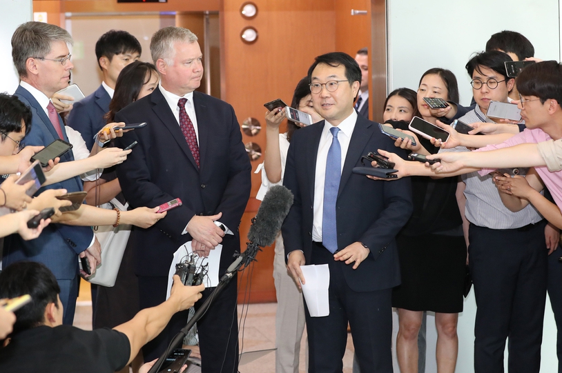 스티븐 비건 미 국무부 대북특별대표와 이도훈 외교부 한반도 평화교섭본부장이 21일 서울 종로구 사직로 외교부에서 한·미 북핵 수석대표 협의를 마친 뒤 설명하고 있다. 연합뉴스