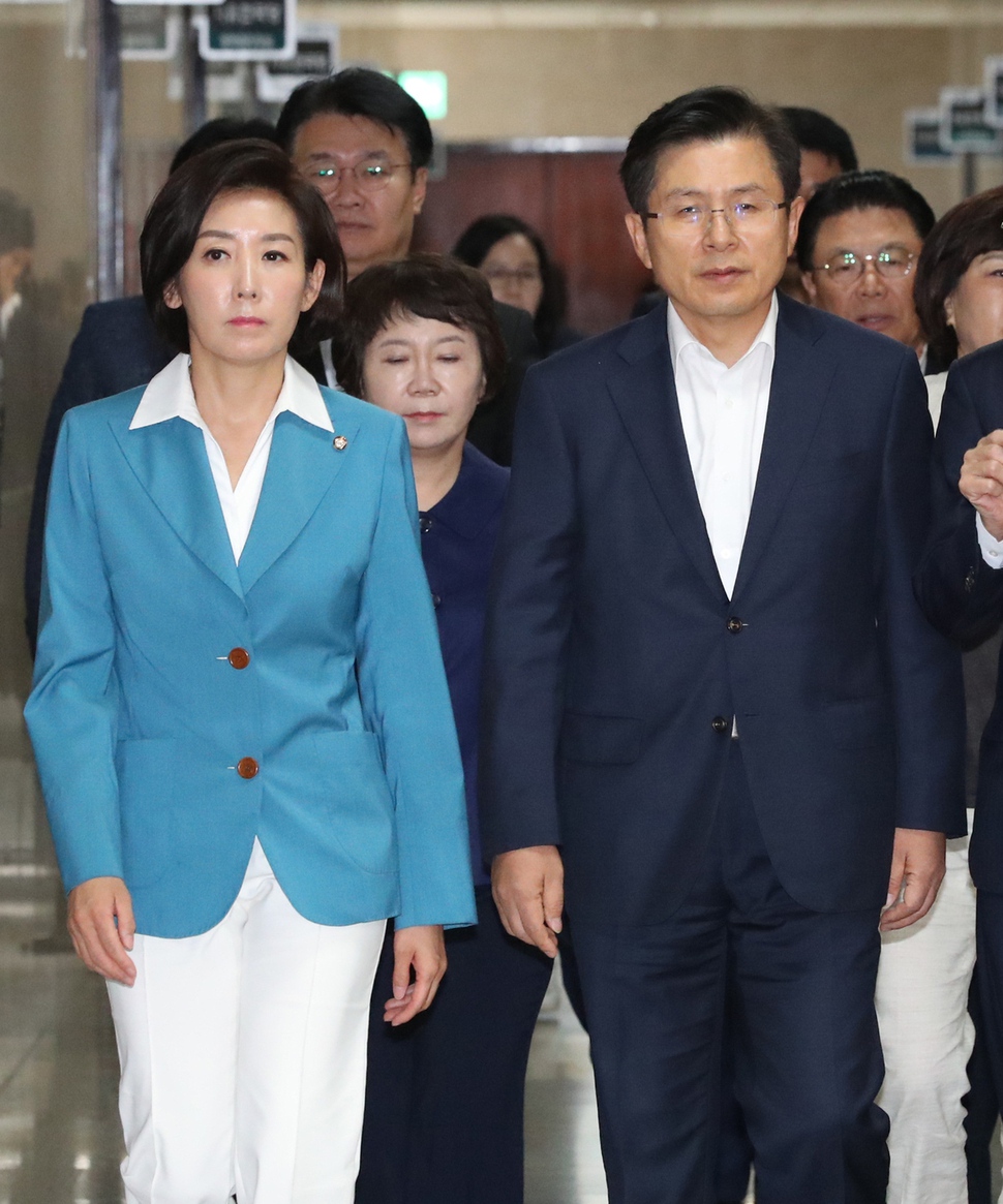 자유한국당 황교안 대표와 나경원 원내대표가 22일 국회에서 열린 최고위원회의에 들어서고 있다.