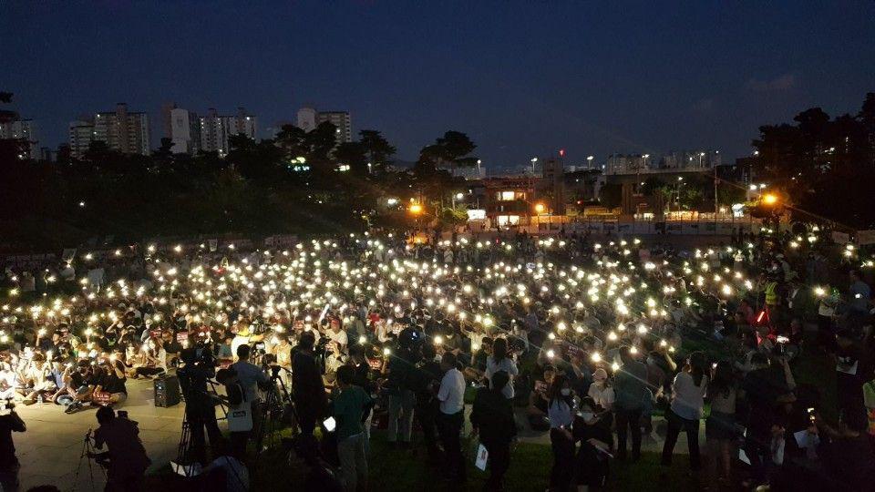 23일 서울 안암동 고려대학교 중앙광장에서 열린 집회에서 참가자들이 촛불 대신 휴대전화 플래시를 들어 보이며 조국 법무부 장관 후보자 딸의 대학 입학과정 진상규명을 촉구하고 있다. 강재구 기자 j9@hani.co.kr