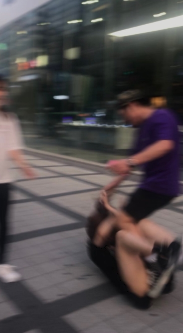 트위터에 올라온 폭행 정황이 담긴 사진.