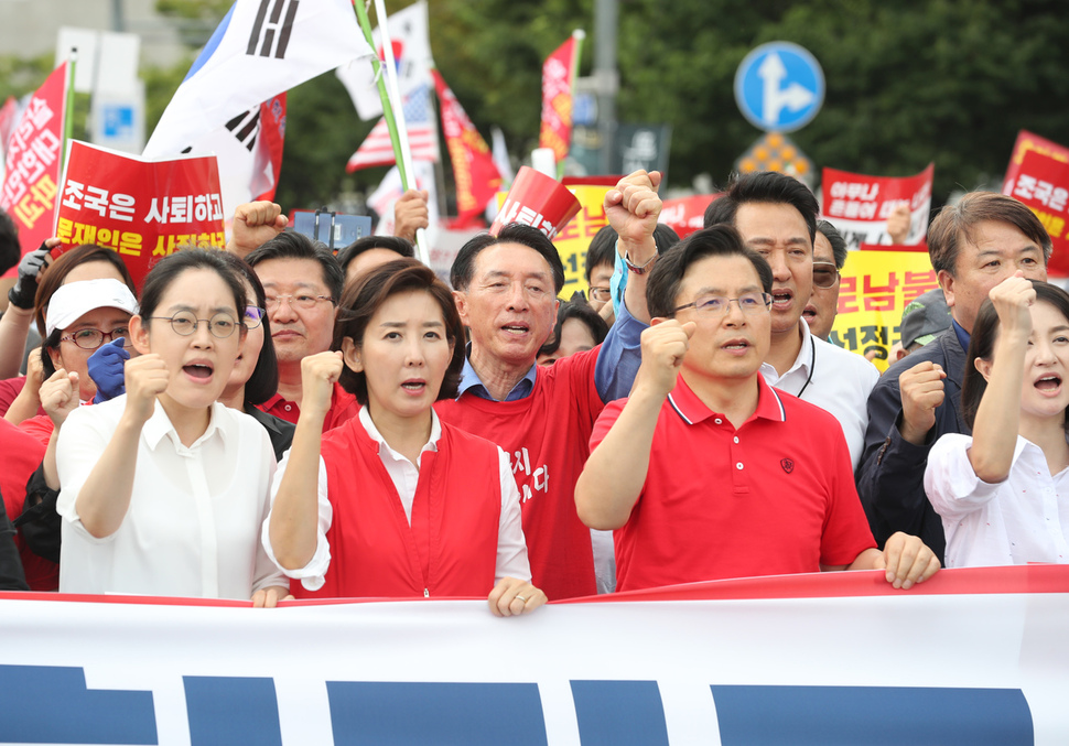 자유한국당 황교안 대표(앞줄 오른쪽), 나경원 원내대표(앞줄 가운데)를 비롯한 당원들이 24일 오후 서울 종로구 세종문화회관 앞에서 ‘살리자 대한민국! 문 정권 규탄 광화문 집회’를 열고 있다. 강창광 기자 chang@hani.co.kr