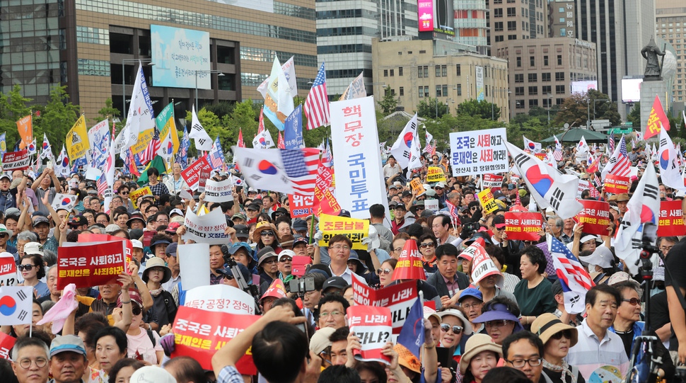 자유한국당이 24일 오후 서울 종로구 세종문화회관 앞에서 ‘살리자 대한민국! 문 정권 규탄 광화문 집회’를 열고 있다.강창광 기자 chang@hani.co.kr
