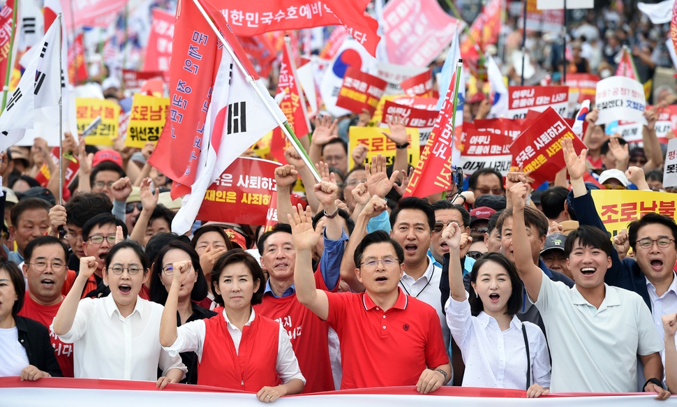 황교안 자유한국당 대표 등이 24일 오후 서울 종로구 세종문화회관 앞에서 ‘살리자 대한민국! 문 정권 규탄 광화문 집회’를 마친 뒤 청와대 방면으로 행진하고 있다.공동취재사진
