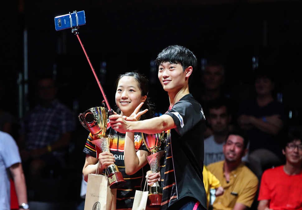 조대성(오른쪽)과 신유빈이 25일(한국시각) 2019 국제탁구연맹(ITTF) 투어대회인 체코오픈 혼합복식에서 우승한 뒤 시상대에 올라 셀카를 찍고 있다. 올로모우츠/신화 연합뉴스