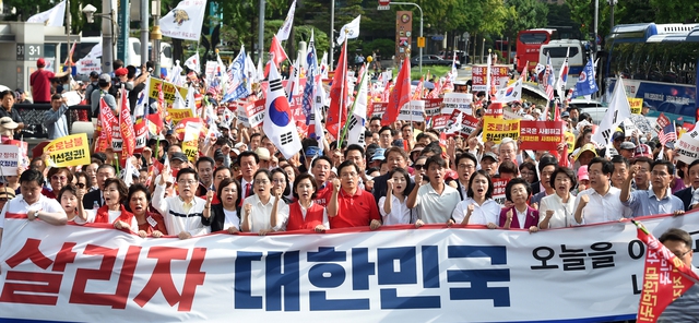 황교안 자유한국당 대표 등이 24일 오후 서울 종로구 세종문화회관 앞에서 ‘살리자 대한민국! 문 정권 규탄 광화문 집회’를 마친 뒤 청와대 방면으로 행진하고 있다. 공동취재사진