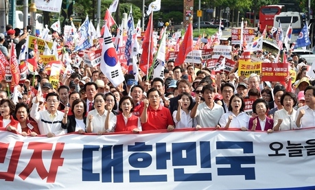 “장외투쟁 명분 없었는데…조국이 황교안을 살렸다”