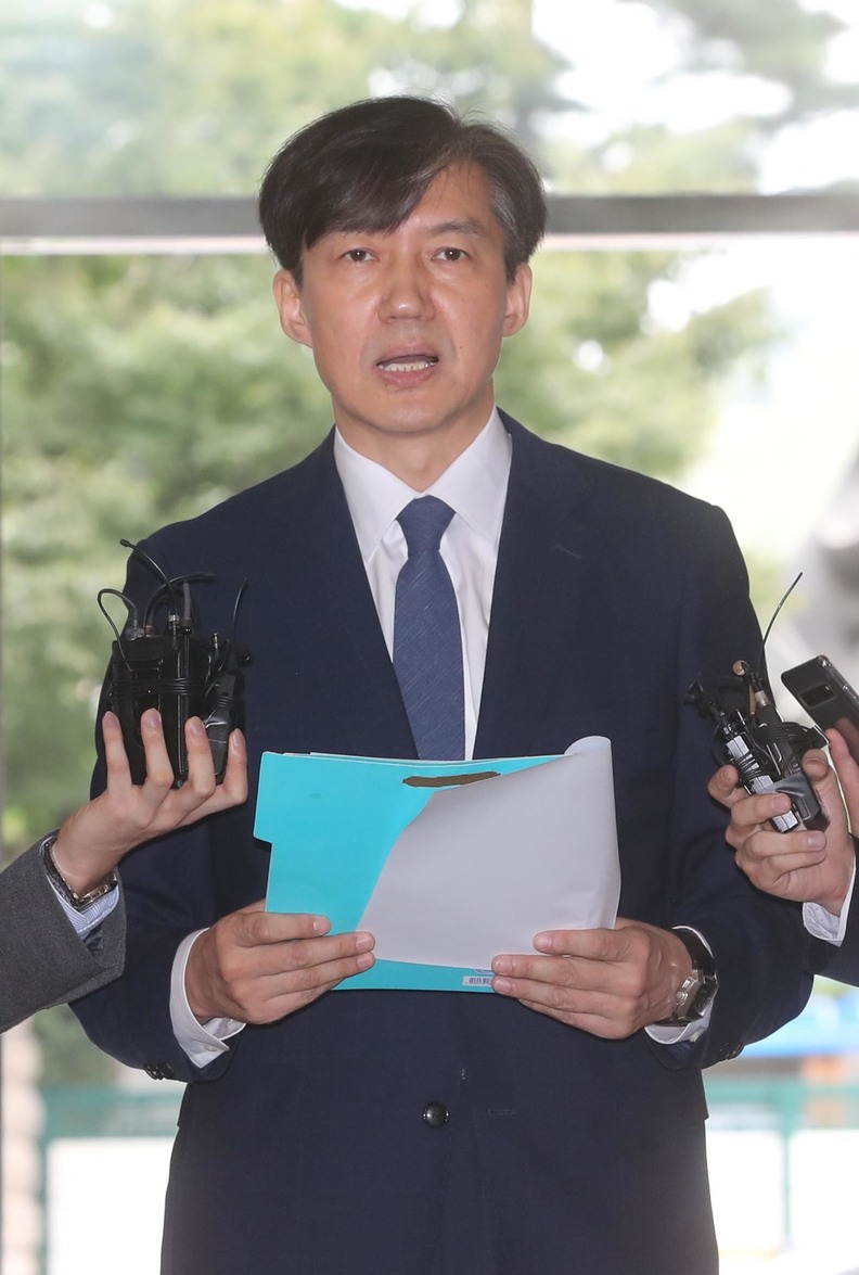 조국 법무부 장관 후보자가 25일 오전 서울 종로구 적선현대빌딩에 꾸려진 인사청문회 준비단 사무실로 출근하며 준비해온 발표문을 읽고 있다. 신소영 기자 viator@hani.co.kr