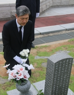 노태우 전 대통령의 아들 재헌씨가  23일 광주광역시 북구 운정동 국립5·18민주묘지를 찾아 참배하고 있다. 5·18민주묘지관리소 제공.