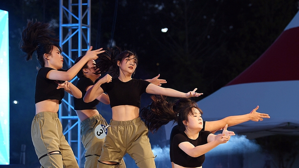 제14회 논산 청소년문화제의 개막 행사로 지난 23일 열린 케이-팝(K-POP) 경연대회에서 우승한 연기여중 마이티 크루의 공연 모습.