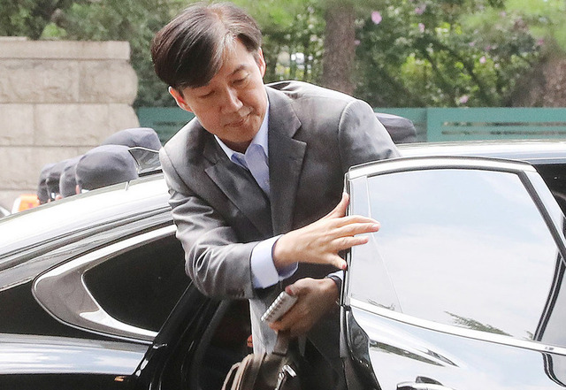조국 법무부 장관 후보자가 27일 오후 인사청문회 준비단 사무실이 마련된 서울 종로구 적선현대빌딩에 출근하고 있다. 신소영 기자 viator@hani.co.kr
