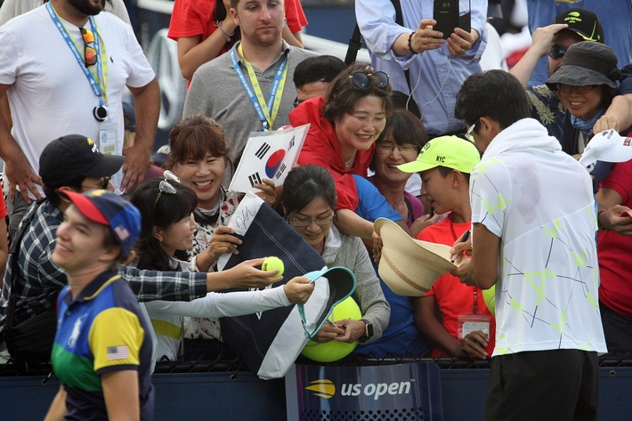 정현이 2019 유에스오픈 2회전 진출 뒤 한국에서 경기를 보러온 팬들에게 사인을 해주고 있다. 뉴욕/<테니스코리아> 제공