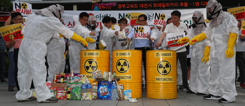 지난달 일본제품 판매중단을 선언한 한국중소상인자영업자총연합회 회원들이 28일 오전 서울 종로구 옛 일본대사관 앞에서 기자회견을 열어 대기업들이 수입한 일본산 식품첨가물이 사용된 제품과 함량, 제조공장과 일본 내 원산지를 밝히는 운동을 벌이겠다고 밝힌 뒤 방사능 오염 우려가 있는 일본산 식품과 식품첨가물이 들어간 제품을 방사능 폐기물통에 버리는 상징의식을 하고 있다. 김정효 기자