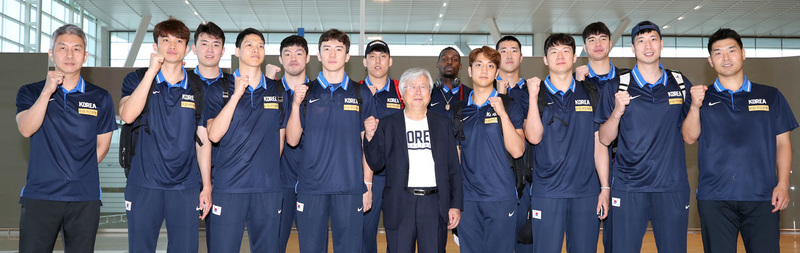 김상식 감독(맨 왼쪽)을 비롯한 한국 남자농구대표팀 선수단이 29일 인공공항에서 2019 국제농구연맹(FIBA) 월드컵 출전 결의를 다지고 있다. 인천공항/연합뉴스