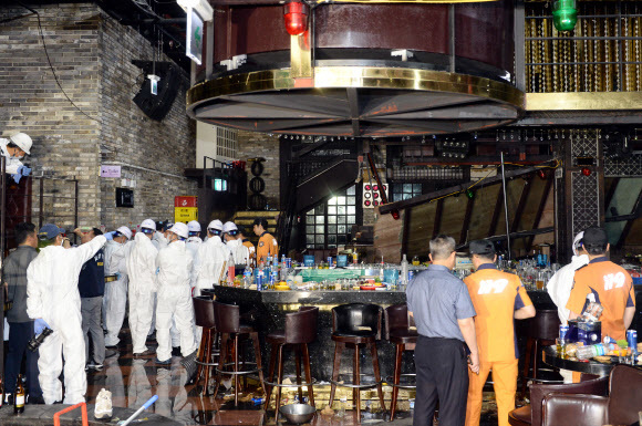 지난달 27일 18명의 사상자를 낸 광주광역시 ㅋ클럽에서 경찰, 국립과학수사연구원, 행정당국 등이 현장검증을 하고 있다. <연합뉴스>