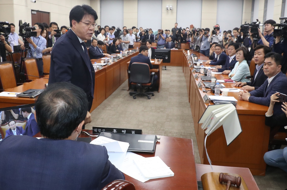 29일 오전 준연동형 비례대표제 도입을 골자로 공직선거법 개정안을 심의하는 국회 정치개혁특별위원회 전체회의에서 자유한국당 소속 장제원 간사가 국회법 해설책을 던지고 있다.강창광 기자