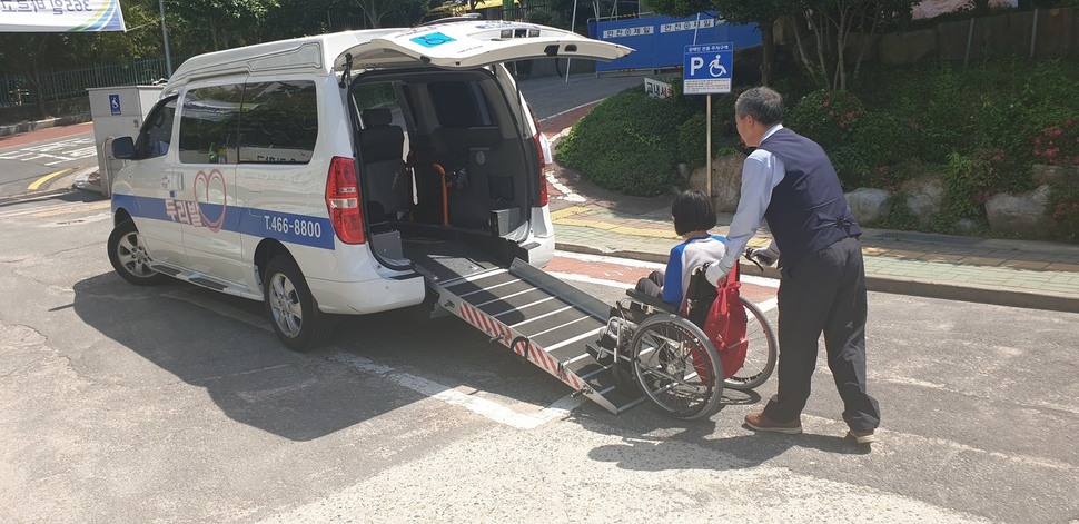 한 장애인이 두리발에 오르고 있다. 부산시설공단 제공