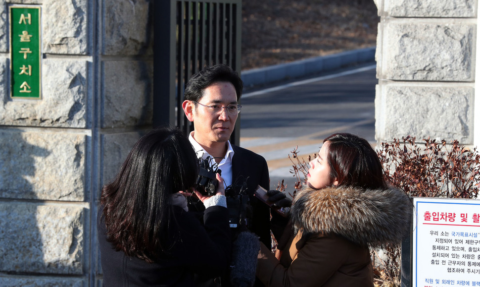 이재용 삼성전자 부회장이 지난해 2월 경기 의왕 서울구치소를 나서고 있다.의왕/김경호 선임기자 jijae@hani.co.kr