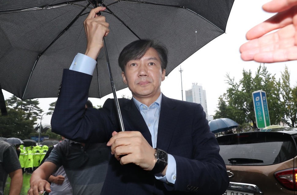 조국 법무부 장관 후보자가 29일 오전 서울 종로구 적선현대빌딩에 마련된 인사청문회 준비사무실로 출근하며 우산을 접고 있다. 박종식 기자 anaki@hani.co.kr