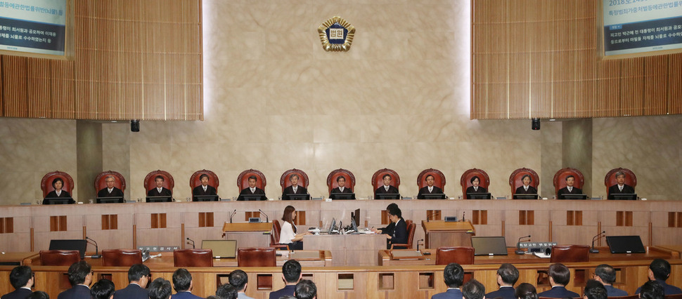 김명수 대법원장(가운데)이 29일 오후 대법원에서 열린 박근혜 전 대통령과 ‘비선 실세' 최서원(개명 전 최순실), 이재용 삼성전자 부회장과 관련한 ‘국정농단' 사건 상고심에서 선고를 시작하고 있다. 사진공동취재단