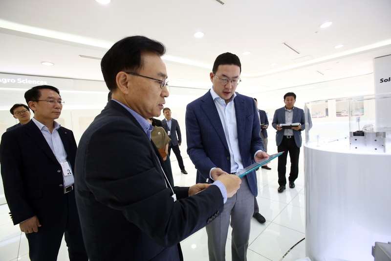 구광모 LG  대표가 29일 찾은 LG화학 기술연구원에서 김명환 LG화학 배터리연구소장과 3세대 전기차용 배터리에 관해서 이야기를 나누고 있다. 김 연구소장 왼쪽은 노기수 LG화학 최고기술경영자(CTO). LG 제공