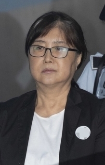 ‘국정농단'으로 1심에서 징역 20년을 선고받은 최순실씨가 지난해 8월24일 서울 서초구 서울고법에서 열린 항소심 선고 공판에 출석하고 있다. 김성광 기자 flysg2@hani.co.kr