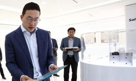 구광모 LG 회장 “도전적 연구개발로 소재·부품 경쟁력 확보해야”