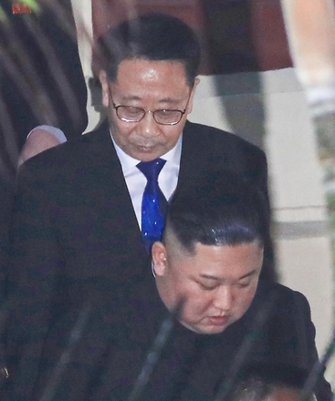 2019년 2월26일, 북-미 2차 정상회담을 위해 베트남 하노이를 방문한 김정은 북한 국무위원장이 주베트남 북한대사관 방문 당시 김 위원장을 수행하는 김명길 전 대사(뒤쪽)의 모습. 연합뉴스