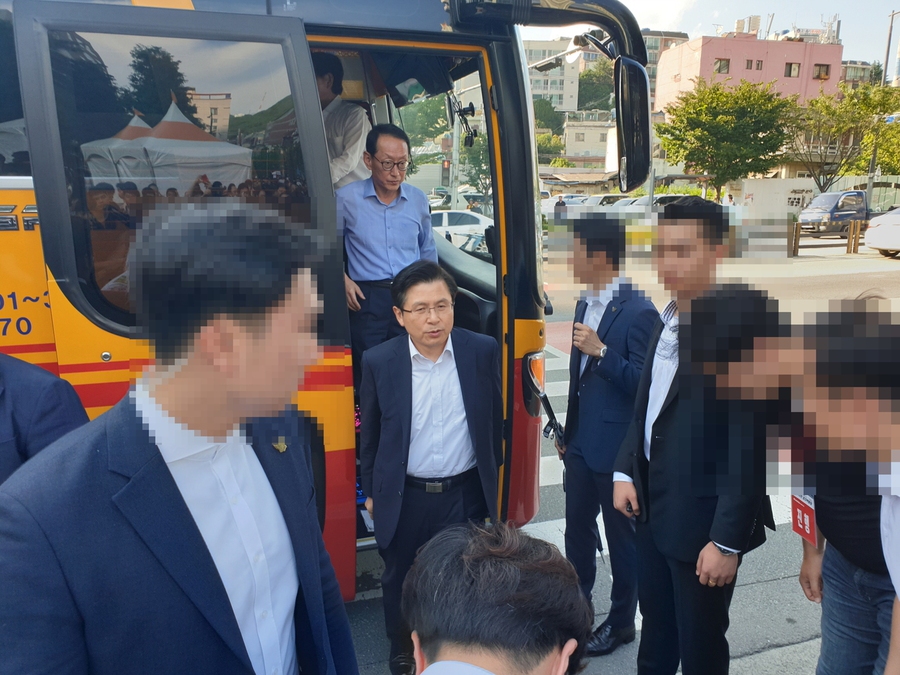 황교안 자유한국당 대표가 두 번째 장외집회가 열리는 부산 송상현광장에 도착한 모습. 부산경찰청 제공