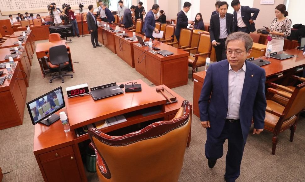 한국당, 조국 청문회 미루기…청 “임명절차 법대로 진행”