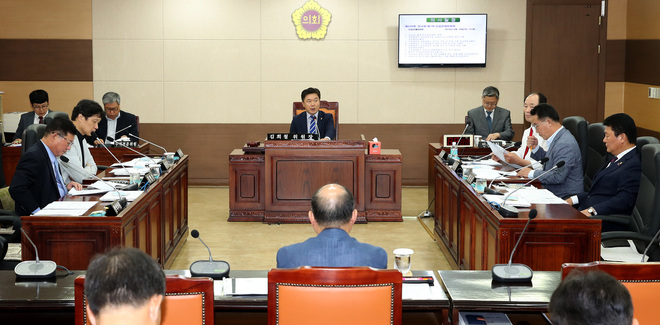 인천시의회 산업경제위원회가 지난달 30일 열린 제256회 임시회에서 영종국제도시 투자유치 촉진과 관광 활성화를 위한 무비자 제도 도입 촉구 결의안에 대해 심의하고 있다. 인천시의회 제공