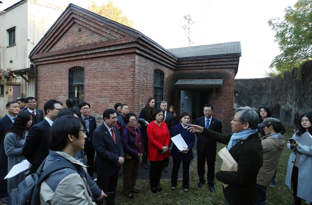 지난해 11월2일 서울 용산 미군기지에서 열린 ‘용산기지 첫 버스투어’ 참가자들이 일제강점기 일본군 감옥으로 쓰인 위수감옥을 둘러보며 유홍준 전 문화재청장의 설명을 듣고 있다. 국토교통부와 서울시는 1904년 일제가 러일전쟁을 기점으로 용산 일대를 조선주차군사령부 주둔지로 사용한 이후 114년간 일반인 출입이 금지됐던 용산 미군기지 내 주요 장소를 버스로 둘러보는 행사를 진행했다. 연합뉴스