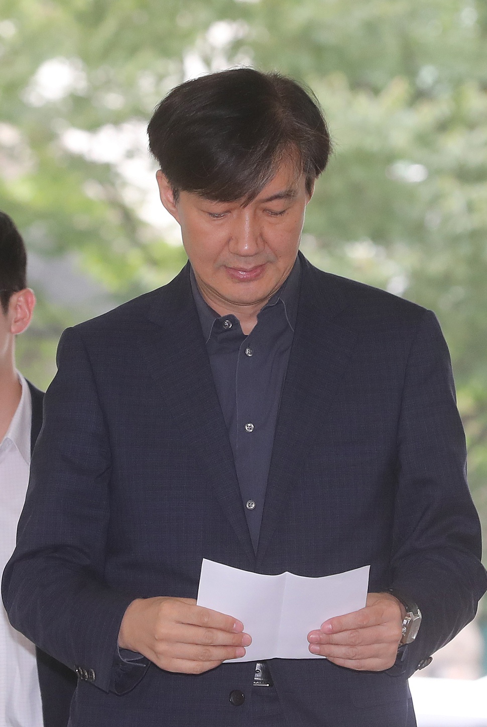 조국 법무부 장관 후보자가 1일 오후 서울 종로구 적선현대빌딩에 마련된 인사청문회 준비사무실로 출근해 청문회 개최 관련 발표문을 보고 있다. 신소영 기자 viator@hani.co.kr