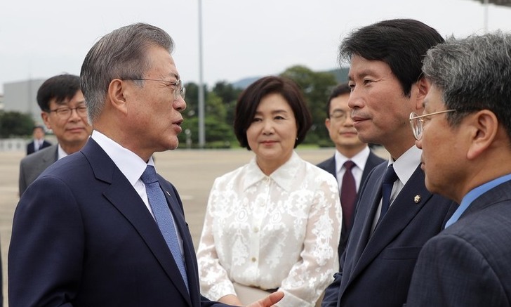 조국 후보자 논란에…문대통령 “대입 제도 전반 재검토”