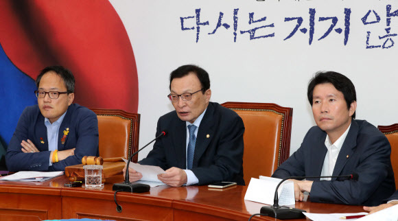 더불어민주당 이해찬 대표가 2일 오전 국회에서 열린 최고위원회의에서 발언하고 있다. 연합뉴스