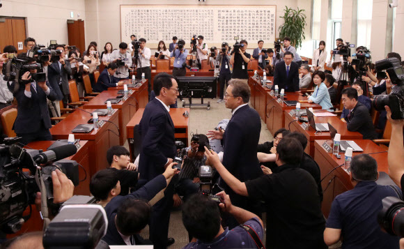 2일 오전 국회에서 법제사법위원회 전체회의 개의를 놓고 자유한국당 김도읍 의원과 더불어민주당 송기헌 의원(오른쪽)이 설전을 벌이고 있다.여상규 위원장과 자유한국당 의원들이 불참해 개의를 못하고 있다. 연합뉴스