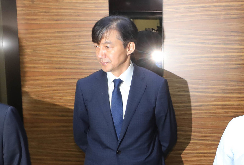 조국 법무부 장관 후보자가 2일 오전 서울 종로구 적선현대빌딩에 마련된 인사청문회 준비사무실로 출근해 승강기에 탑승하고 있다. 신소영 기자 viator@hani.co.kr