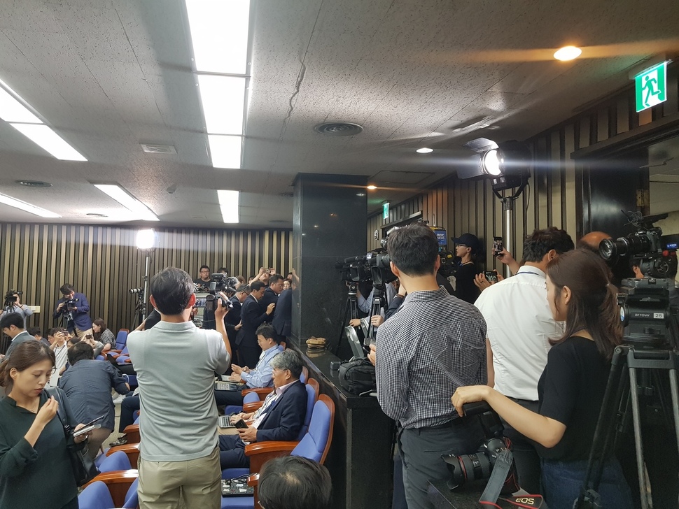 국회로부터 출입정지를 당한 <신의한수>가 국회 본청 기자회견장에서 쫓겨나고 있다.