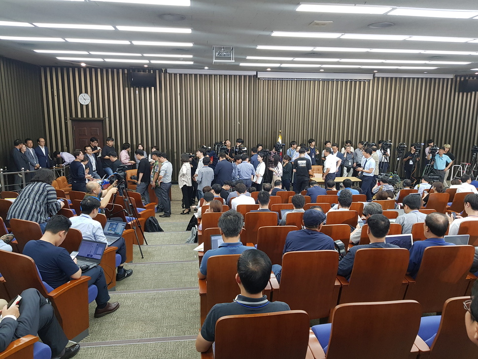 조국 법무부장관 후보자의 기자회견 취재가 ‘1인1사’로 제한되자 기자들이 비표를 받기 위해 기다리고 있다