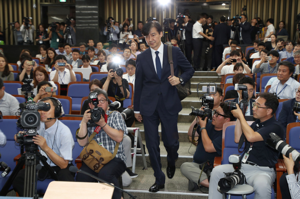 조국 법무부 장관 후보자가 2일 기자간담회를 하기 위해 국회 회의장으로 들어오고 있다. 공동취재사진