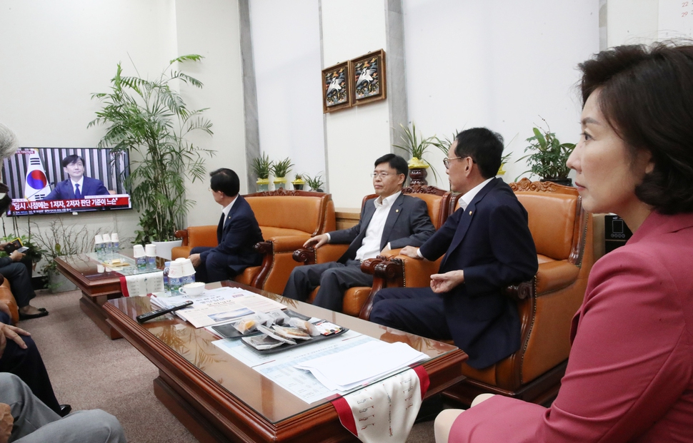 자유한국당 나경원 원내대표와 법사위원들이 2일 오후 국회 원내대표실에서 조국 법무부 장관 후보자 기자회견을 시청하고 있다. 국회 공동취재사진