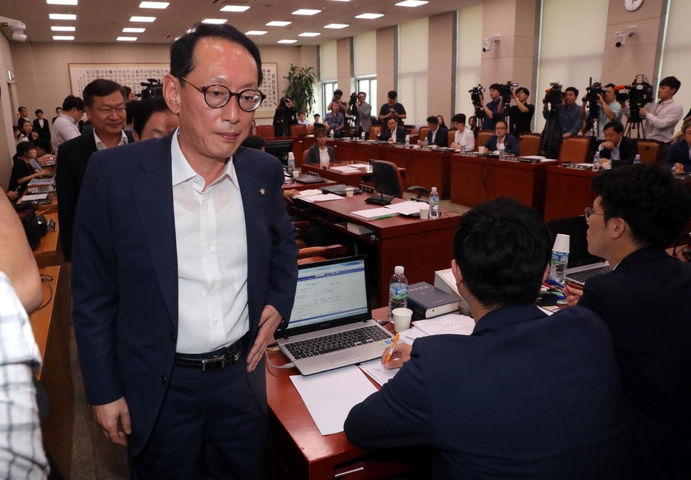 김도읍 자유한국당 간사와 위원들이 29일 오후 국회 법사위 전체회의에서 조국 법무부 장관 후보자 인사청문회의 증인 채택문제를 놓고 더불어민주당이 ‘안건조정신청’을 하자 정회를 요구하며 퇴장하고 있다.강창광 기자 chang@hani.co.kr