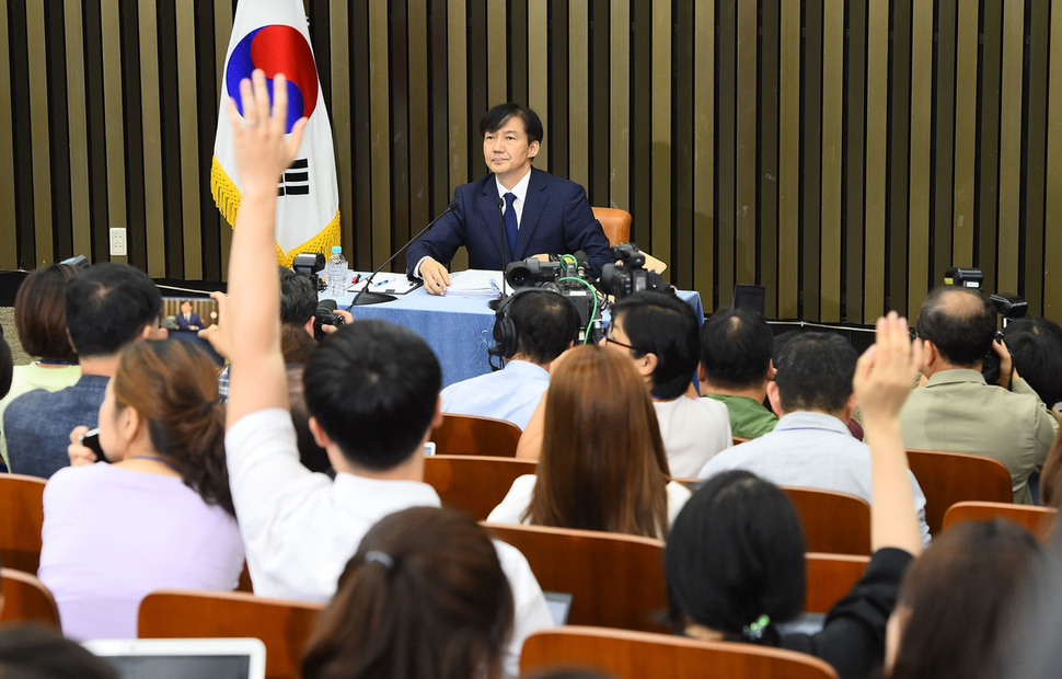 조국 법무부 장관 후보자가 2일 오후 국회에서 기자간담회를 열고 취재진의 질의에 답하고 있다. 공동취재사진