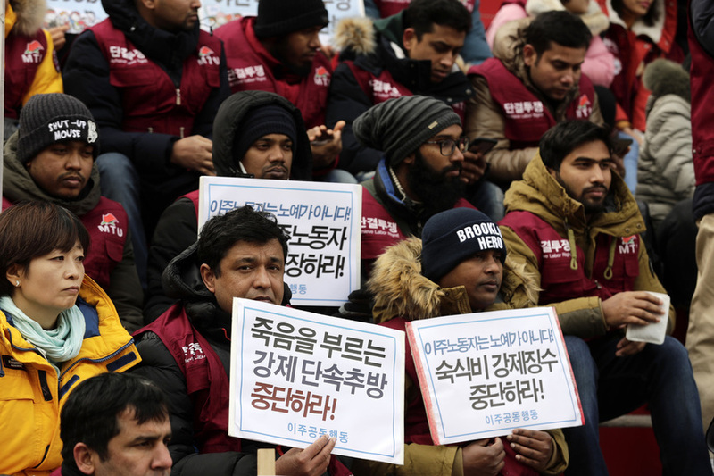 지난해 12월16일 오후 서울 세종문화회관 계단에서 이주노동자 노동조합과 이주공동행동, 민주노총 회원들이 ‘2018년 세계이주노동자의 날 전국공동행동’ 행사를 하고 있다. 김명진 기자