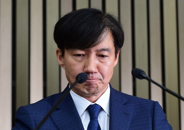 조국 법무부 장관 후보자가 2일 오후 서울 여의도 국회에서 열린 기자간담회에서 가족 관련 질문에 답하며 눈물을 참고 있다. 공동취재사진